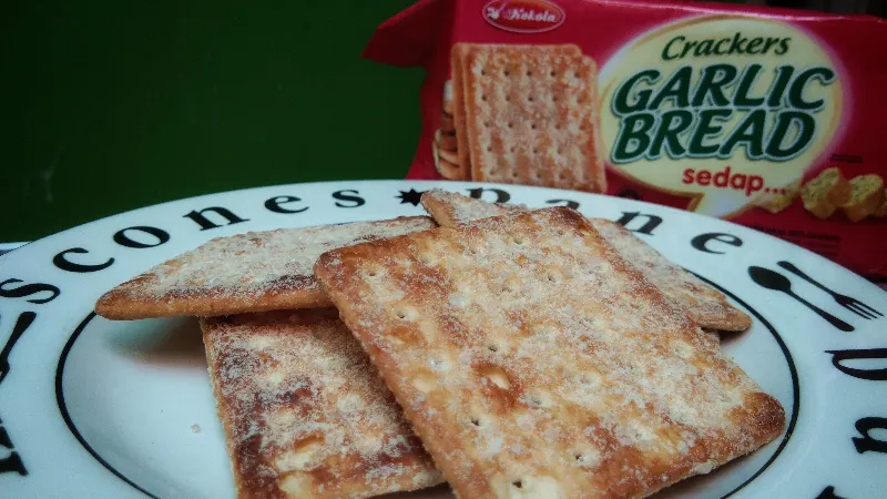 biskuit garlic bread kokola