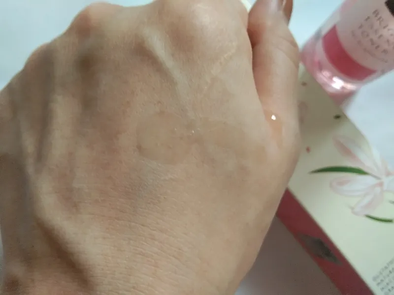 essence toner scarlett